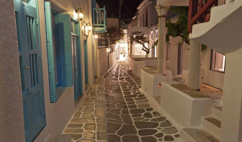 Μύκονος: Εικόνες ντροπής στα σοκάκια του νησιού- Γυναίκες «έπαιξαν» άγριο ξύλο-Βίντεο